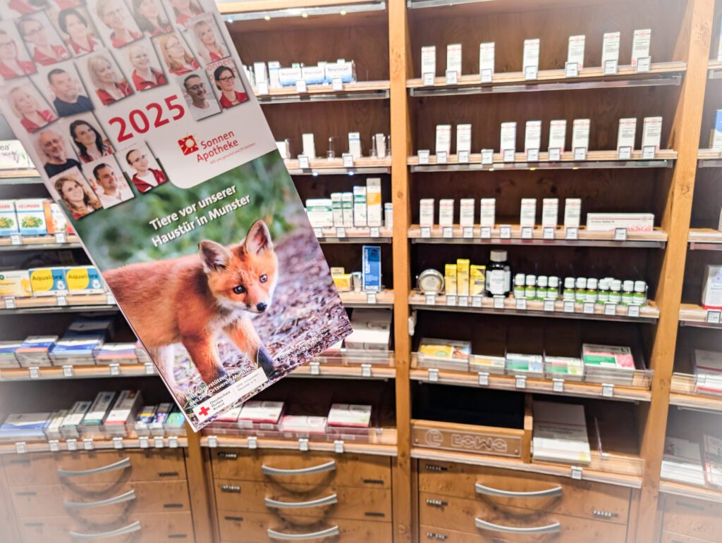 Wandkalender 2025 in der Offizin der Sonnen-Apotheke in Munster